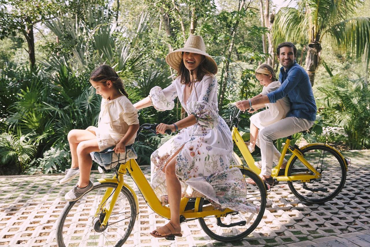 Paola Sáez de Montagut y su familia en bicicleta en Tulum
